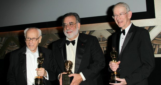 Čestné Oscary si převzali (zleva) herec Eli Wallach, režisér Francis Ford Coppola a filmový historik Kevin Brownlow