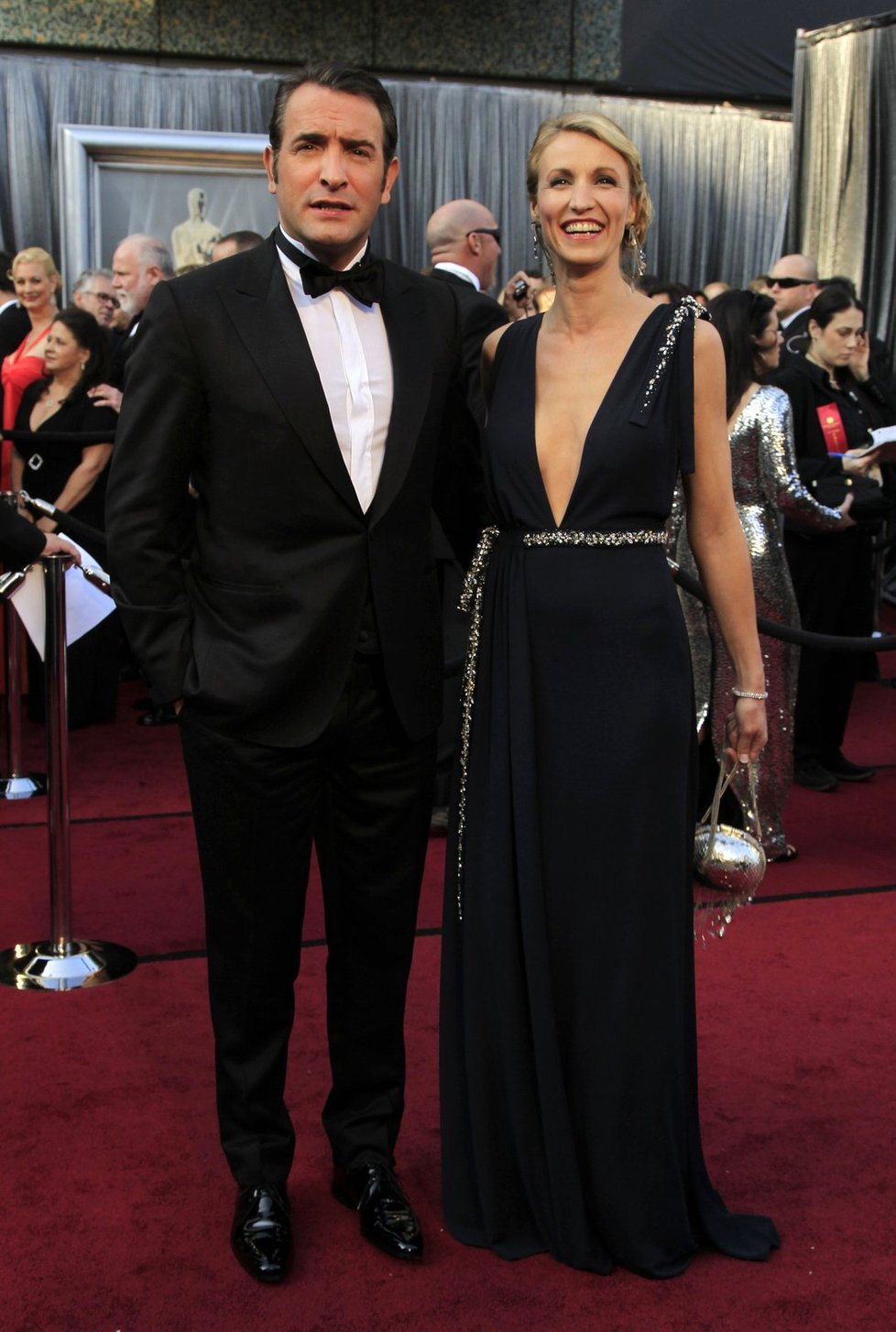 Francouzský herec Jean Dujardin, který je horkým favoritem na Oscara za hlavní hereckou roli ve snímku The Artist, s manželkou Alexandrou Lamy
