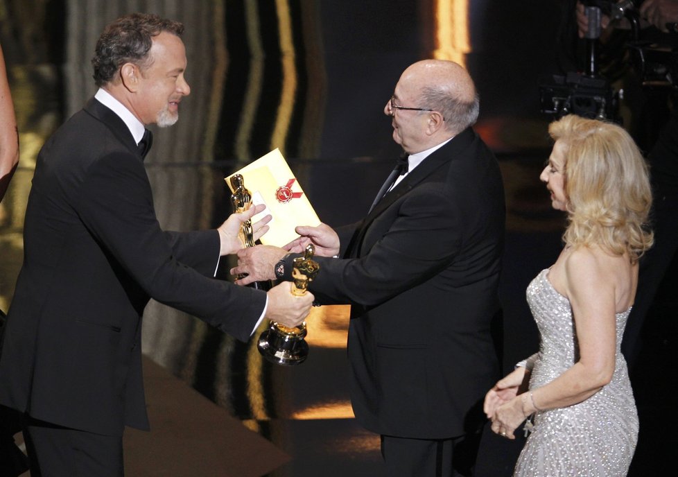 Tom Hanks předává italskému páru Oscary za nejlepší uměleckou režii ke snímku Hugo