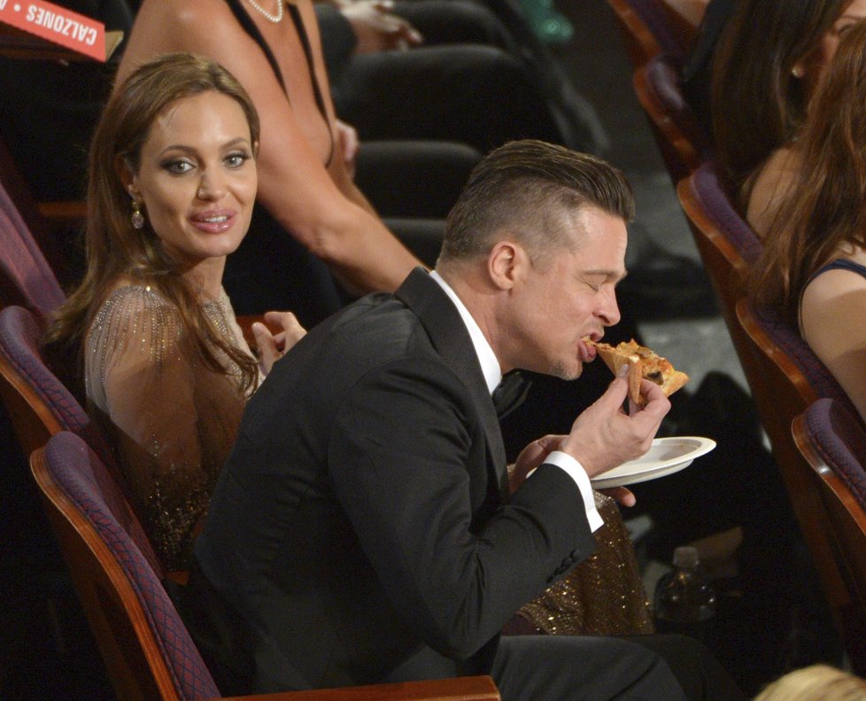 Brad Pitt se s chutí pustil do pizzy od Ellen