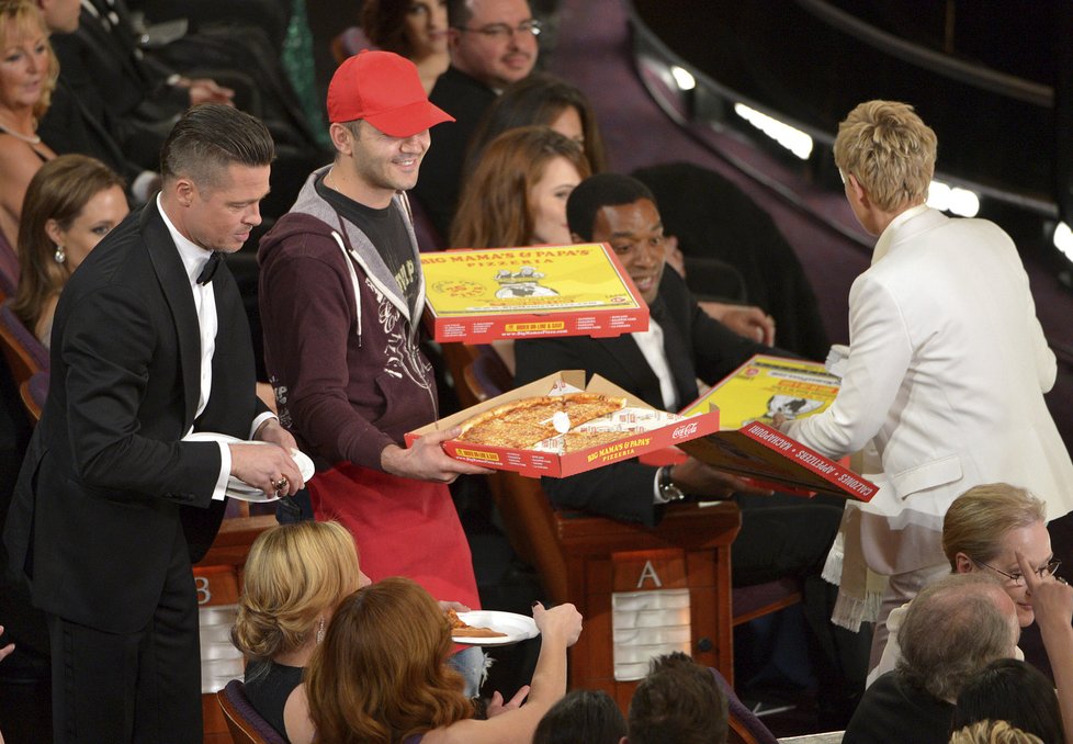 Poslíček a Ellen DeGeneres rozdávají do hlediště pizzu