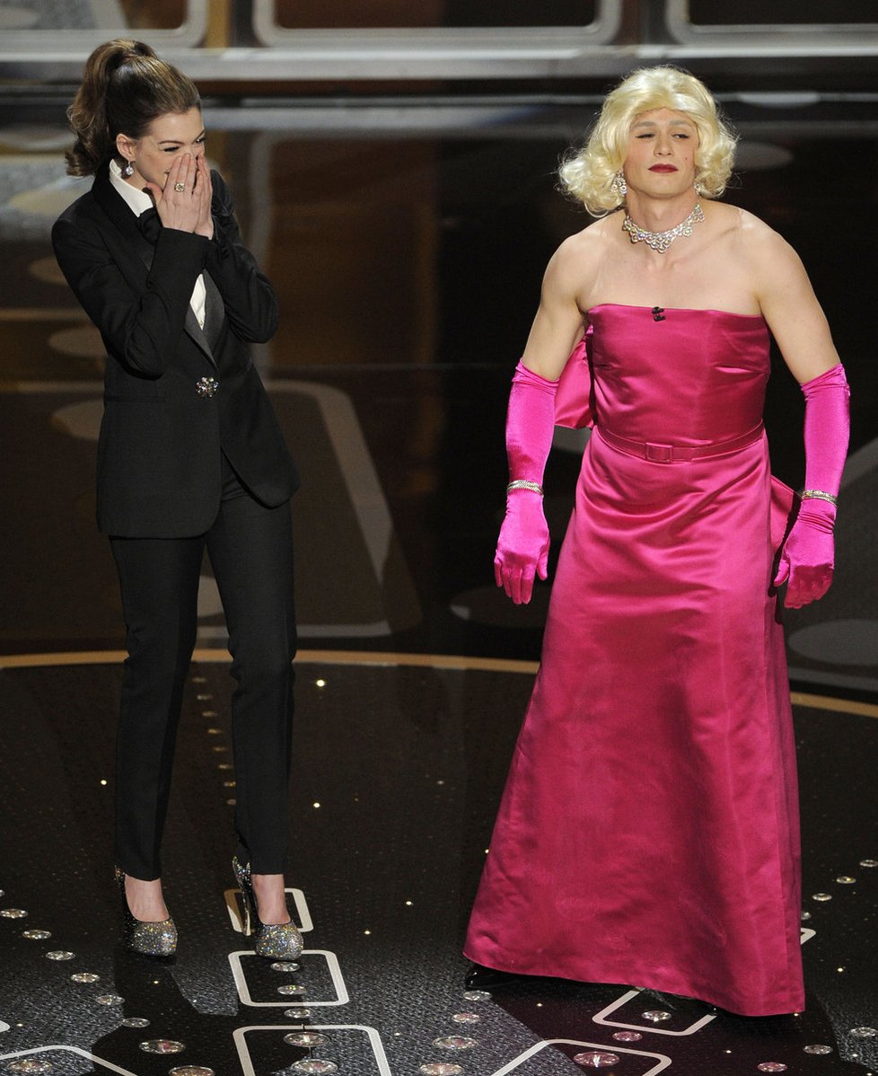 Moderátoři 83. oskarového večera Anne Hathaway (vlevo) a James Franco v ženských šatech
