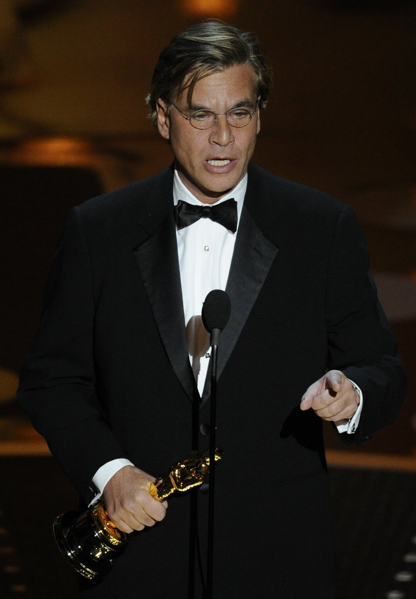 Aaron Sorkin přijímá Oscara za nejlepší adaptovaný scénář filmu &#34;The Social Network&#34;