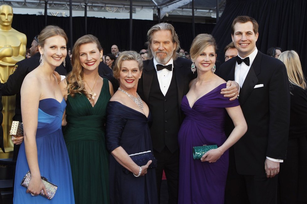 Herec Jeff Bridges (třetí zprava) se svojí ženou Susan Mosty (třetí zleva) a jejich dcery Haley (vlevo), Jessica (druhá zleva) a Isabelle a zeť Brandon Boesch