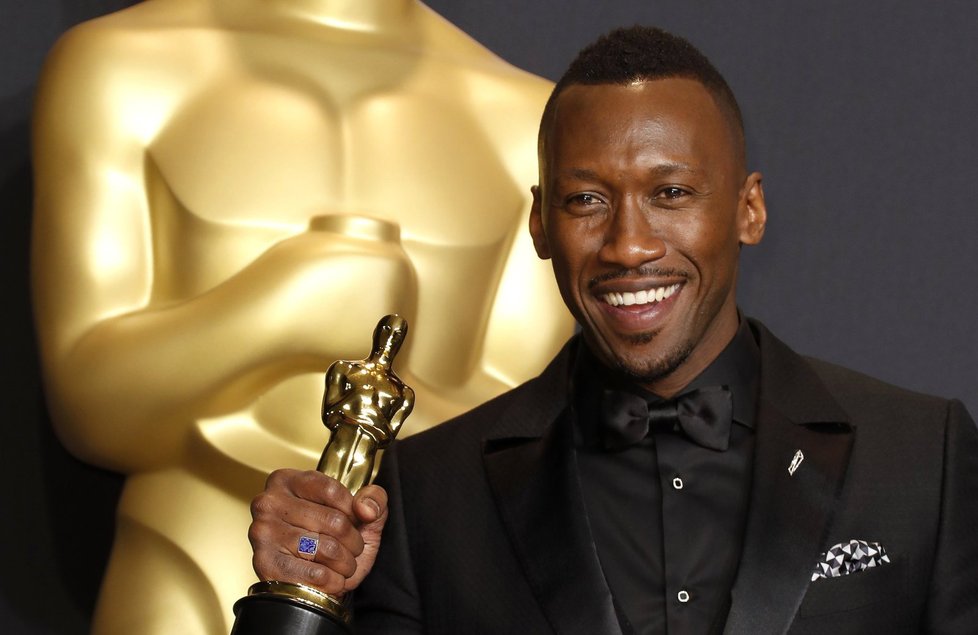 Mahershala Ali se svou soškou za snímek Moonlight.