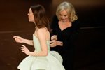 Emma Stone měla na předávání Oscarů problém s roztrhlými šaty.