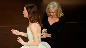 Emma Stone měla na předávání Oscarů problém s roztrhlými šaty.