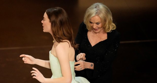 Emma Stone měla na předávání Oscarů problém s roztrhlými šaty.