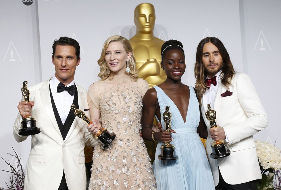 Defilé hereckých vítězů (zprava) Matthew McConaughey, Cate Blanchett , Lupita Nyong&#39;o a Jared Leto