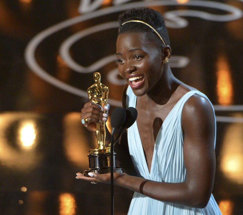 Lupita Nyong&#39;o získala Oscara za vedlejší roli ve filmu 12 let v řetězech