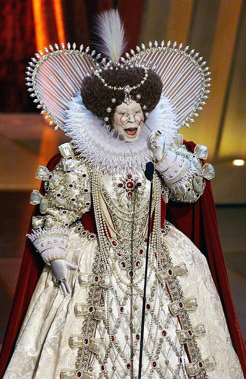 Whoopi Goldberg v roce 1999 moderovala v kostýmu britské královny.