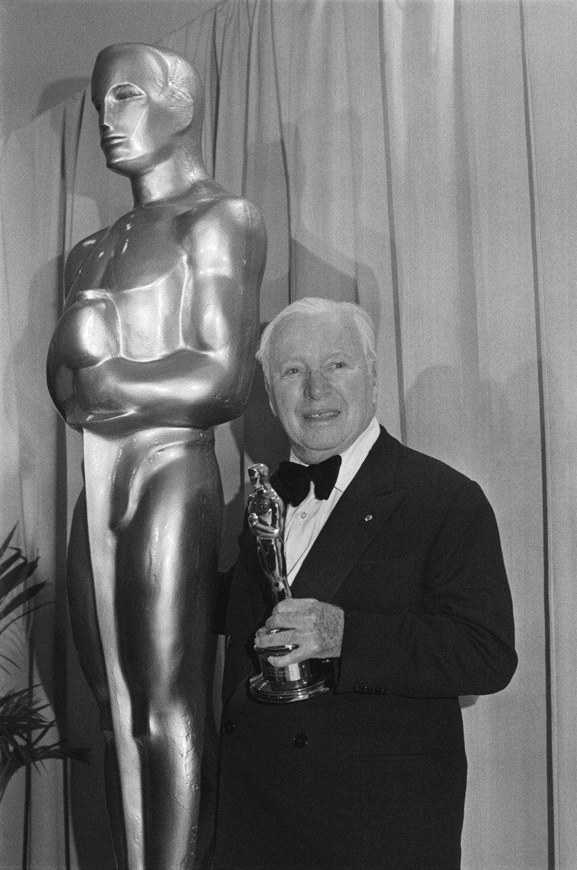 Charlie Chaplin žil dlouho v evropském vyhnanství, ale v roce 1972 se vrátil do USA, aby převzal zvláštní cenu.