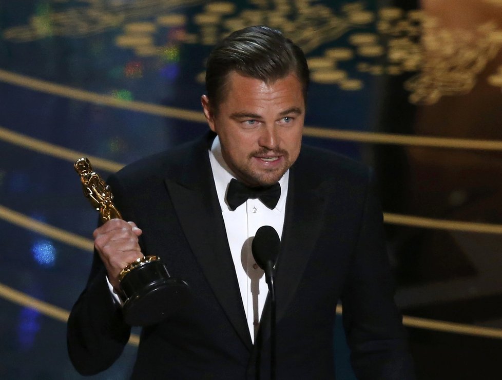 Leonardo DiCaprio se svým prvním Oscarem. Na takovéto události ho jeho matka často doprovází.