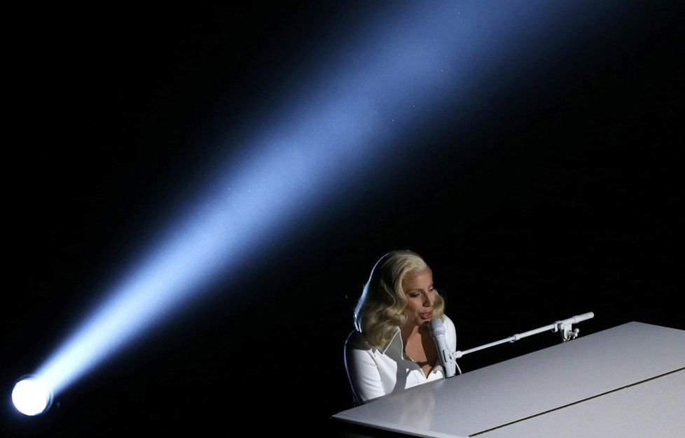 Lady Gaga zazpívala na udílení Oscarů.