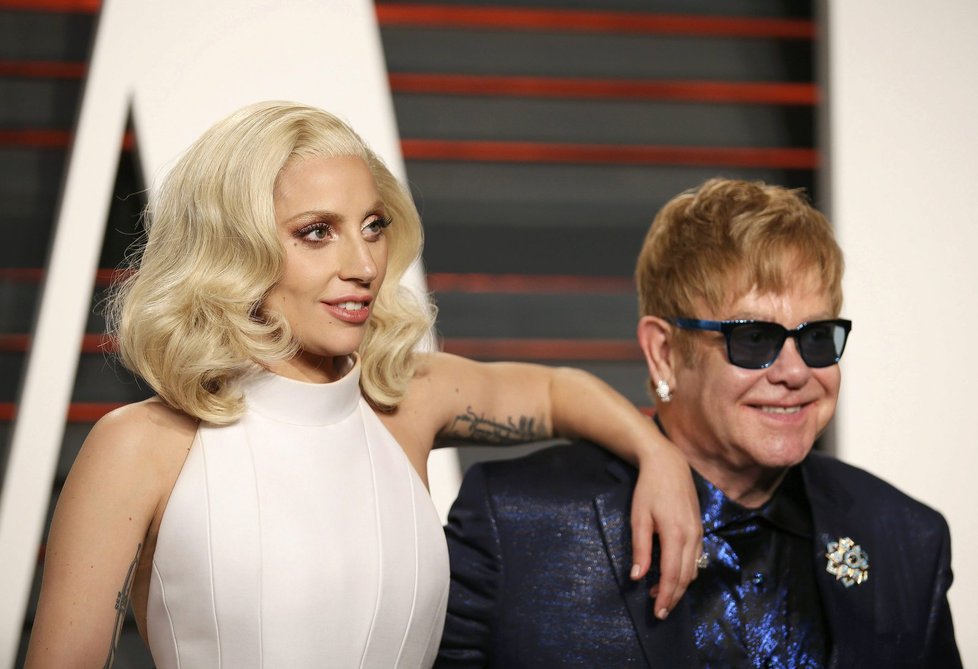 Lady Gaga s Eltonem Johnem na oscarové afterparty