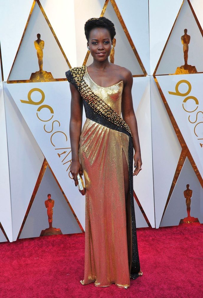 Lupita Nyong'o v šatecg Atelier Versace