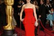 Nešikovná Jennifer Lawrence sladila šaty s červeným kobercem.