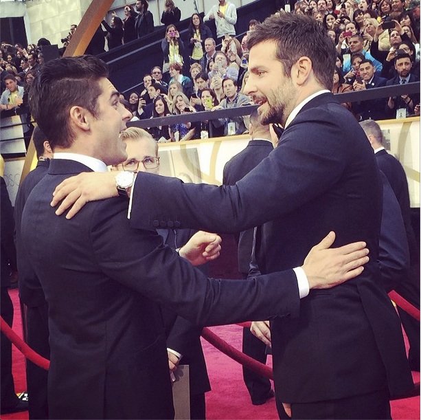 Herci Zac Efron a Bradley Cooper se nadšeně plácali po ramenou. Nejspíš se dlouho neviděli.