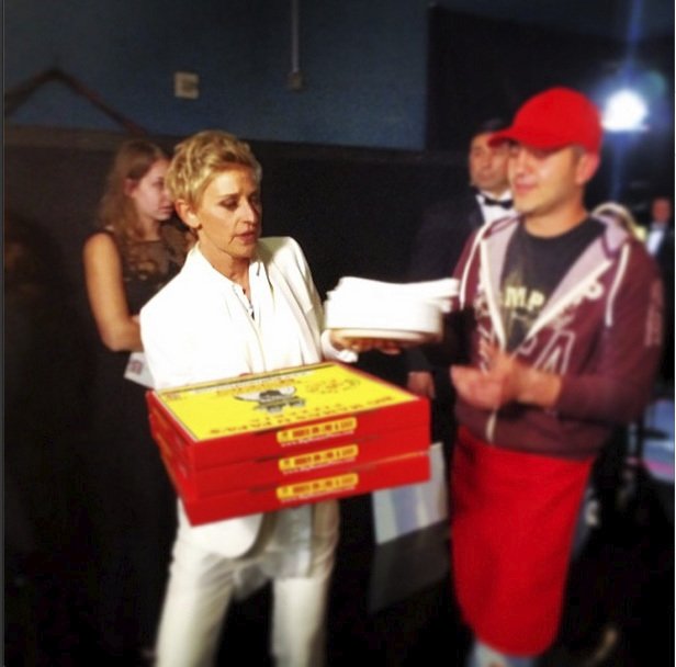 Moderátorka večera Ellen DeGeneres měla o hvězdné herce starost. Přinesla jim několik krabic pizzy.
