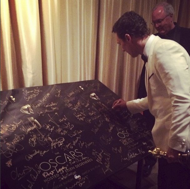 Slavný Matthew Mcconaughey se nezapomněl podepsat na tabuli oscarových herců.