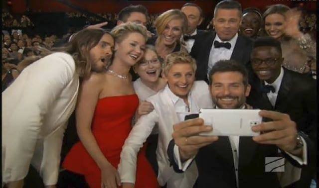 Toto foto, které pořídil Bradley Cooper na pokyn moderátorky Ellen DeGeneres obletěl svět.