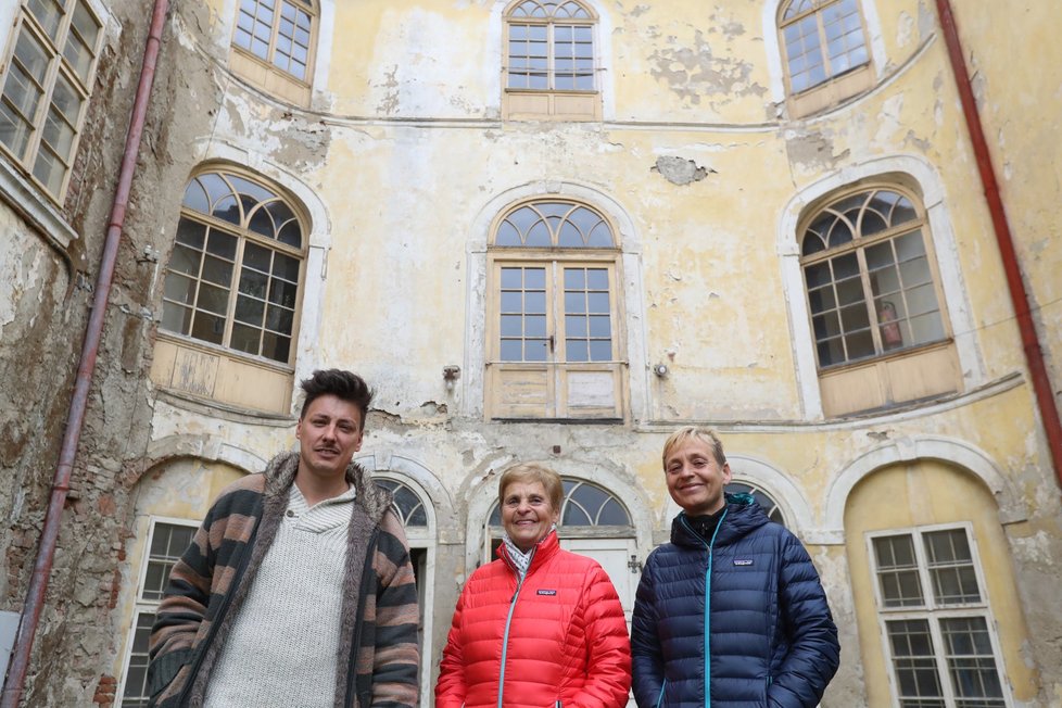 Paní Helena s rodinou se přišla podívat na zámek, kde trávila dětství.