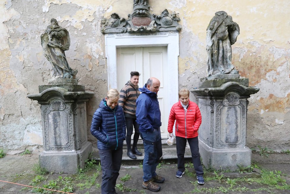 Paní Helena s rodinou se přišla podívat na zámek, kde trávila dětství