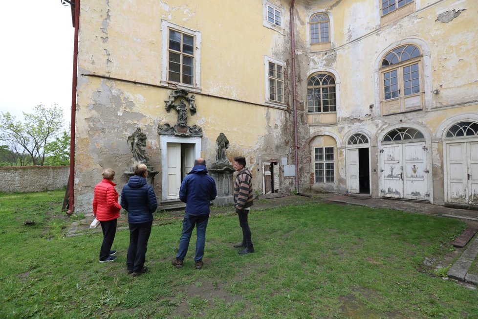 Paní Helena s rodinou se přišla podívat na zámek, kde trávila dětství