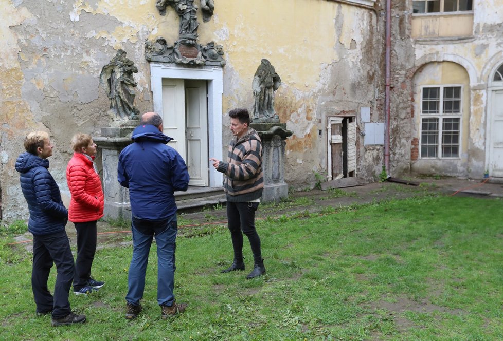 Paní Helena s rodinou se přišla podívat na zámek, kde trávila dětství.