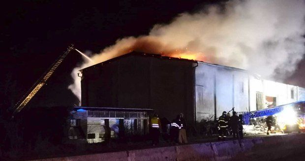 V Oseku na Berounsku hořela hala: Škoda v milionech, hasiči museli budovu rozebrat