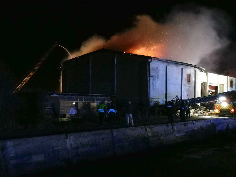 Požár haly v Oseku na Berounsku
