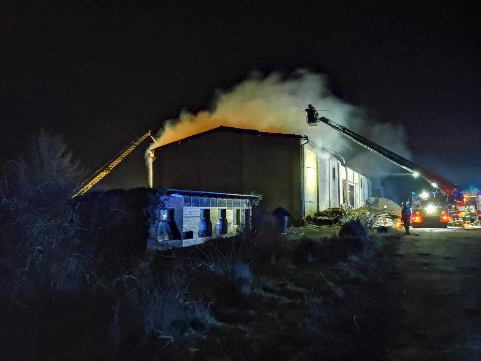 Požár haly v Oseku na Berounsku