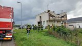 Muži v Oseku nad Bečvou „spadla střecha na hlavu“: Zachraňoval ho vrtulník