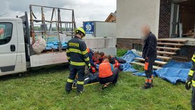 V Oseku nad Bečvou se propadla střecha rodinného domu, jeden člověk se zranil.