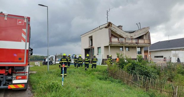 Muži v Oseku nad Bečvou „spadla střecha na hlavu“: Zachraňoval ho vrtulník
