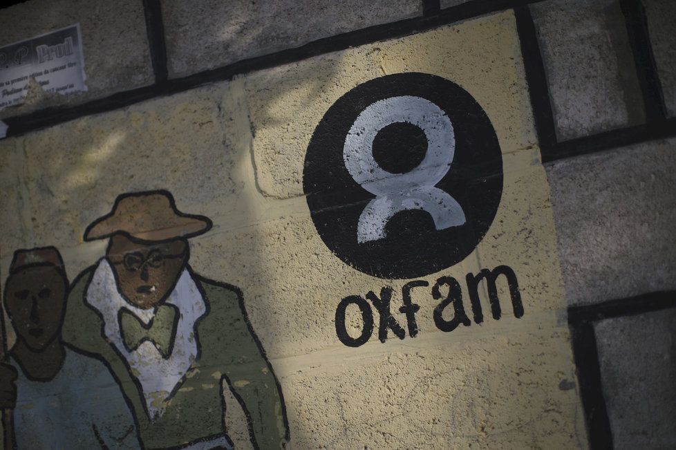 Zeď tábora, který na Haiti v roce 2010 založil Oxfam.