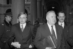 Exprezident Michal Kováč (uprostřed) se synem (vlevo)