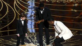 Moderátor Chris Rock změnil Oscary na kousavou rasovou kritiku.