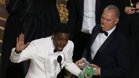 Moderátor Chris Rock změnil Oscary na kousavou rasovou kritiku.