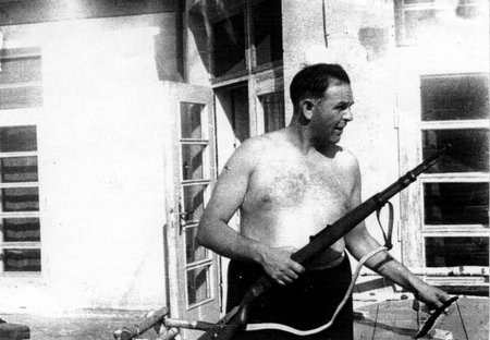 Velitel koncentračního tábora Kraków-Płaszów Amon Leopold Goeth na balkoně své vily v Krakově. 5. září 1946 byl odsouzen k smrti a 13. září v krakovském vězení Montelupich oběšen. Ve filmu najdete scénu, která z této fotografie vychází.