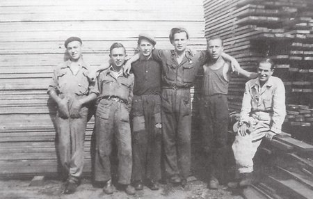 Dělníci Schindlerovy továrny na smaltované výrobky