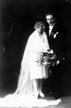 Oskar Schindler se žení. V roce 1928 si vzal Emílii Pelzlovou ze Starého Maletína.
