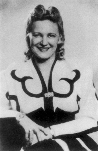 Emílie Pelzlová, manželka Oskara Schindlera. S manželem, který byl známý sukničkář, to neměla jednoduché. I ona se stala Spravedlivou mezi národy.