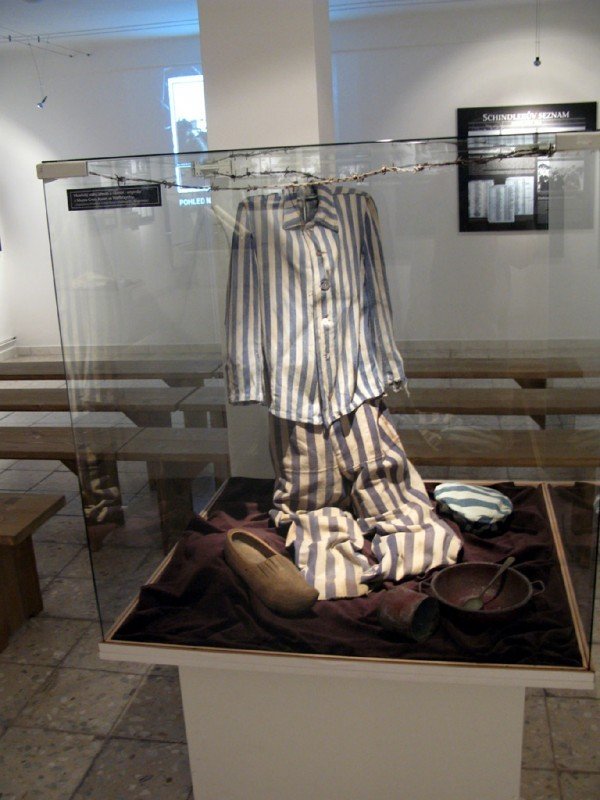 Oblečení vězňů koncentračních táborů ze sbírek městského muzea ve Svitavách