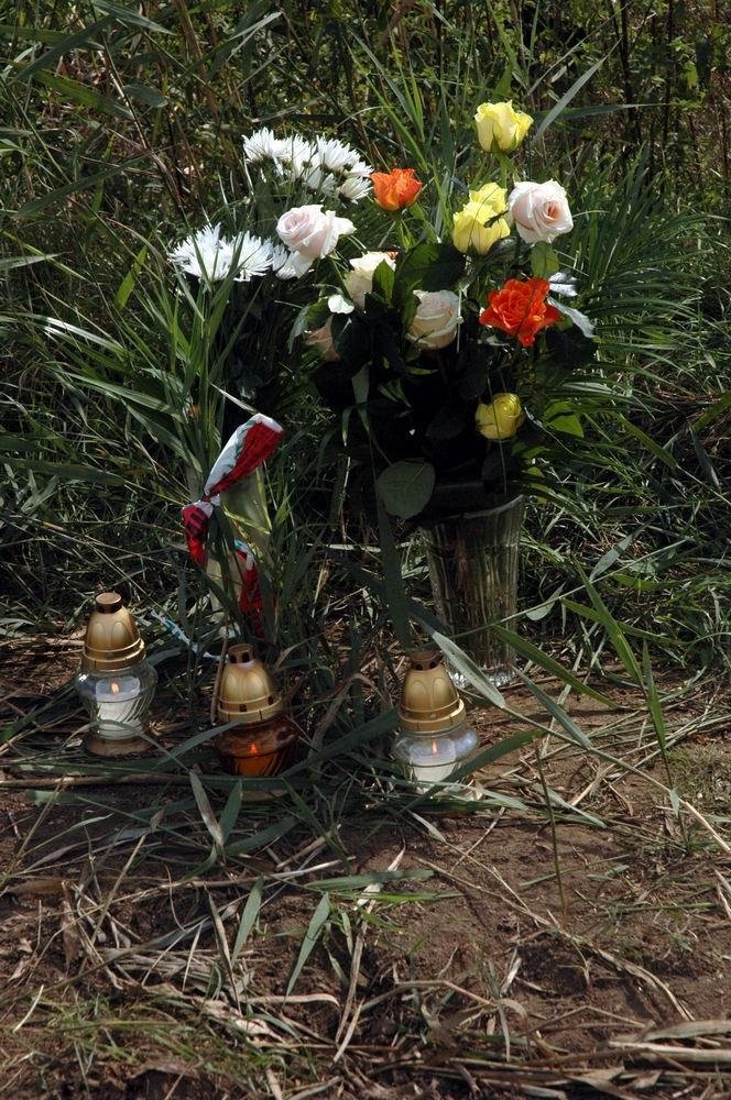 Na Veroniku místní lidé vzpomínají květinami a svíčkami.