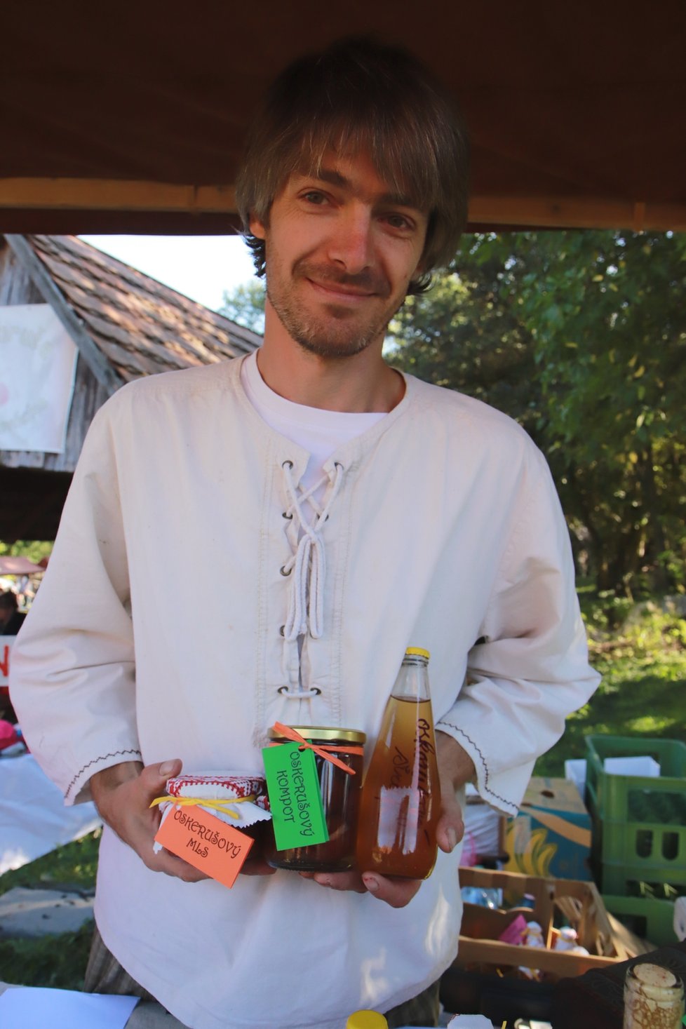 David Prachař (38) představuje oskorušový sirup, oskorušový kompot a oskorušový mls (marmeláda).