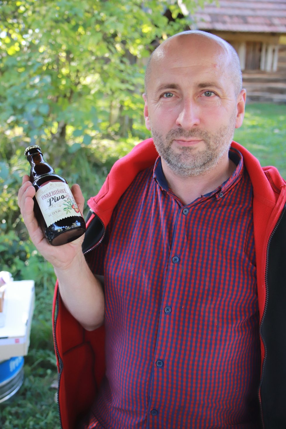 Michal Staněk (45) představuje oskorušové pivo, zakoupit jde zatím jen na jediném místě České republiky, ve strážnickém skanzenu.