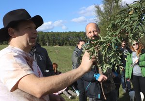 Vít Hrdoušek s přibližně 5 let starým stromkem oskoruše.