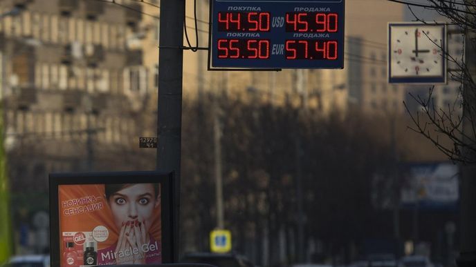 Oslabování rublu vůči zahraničním měnám pokračuje