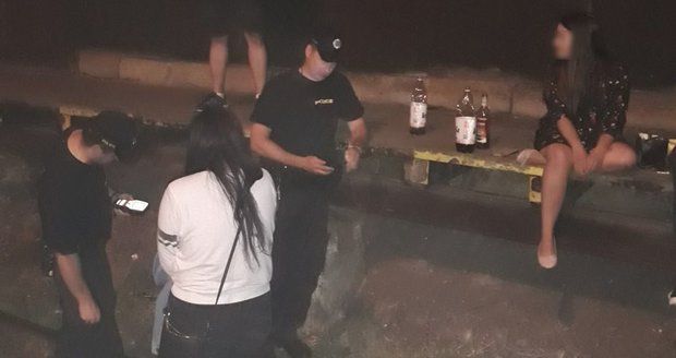 Víno, pivo, extáze: Deváťáci slavili konec školy, bujarý večírek ukončili policisté